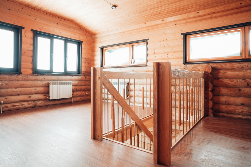 Лестница на металлическом косоуре и больцах в д. Хыркасы