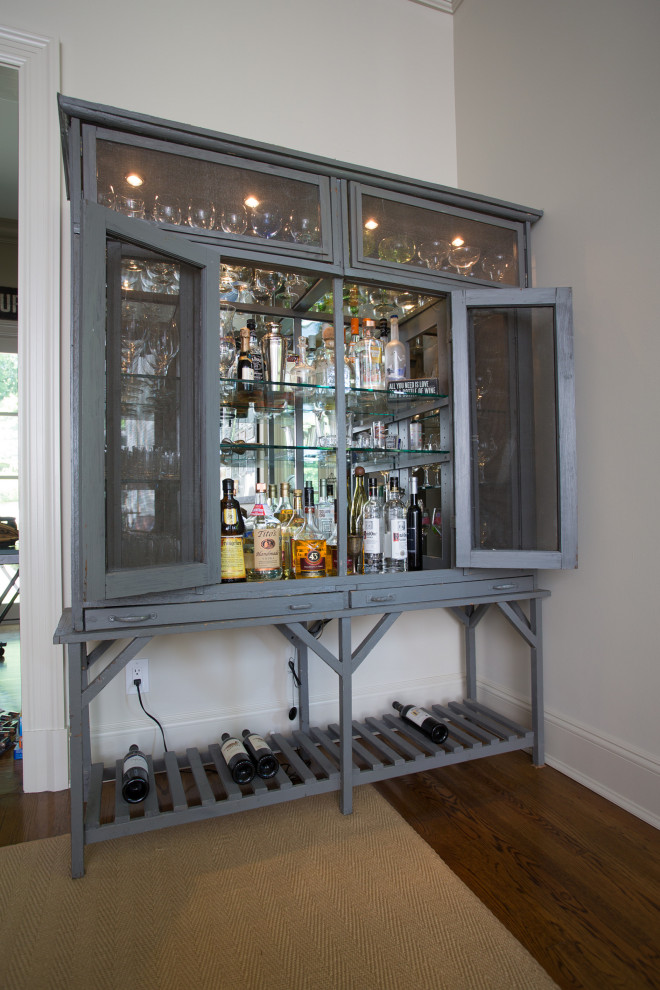 Diseño de bar en casa clásico de tamaño medio con suelo de madera en tonos medios