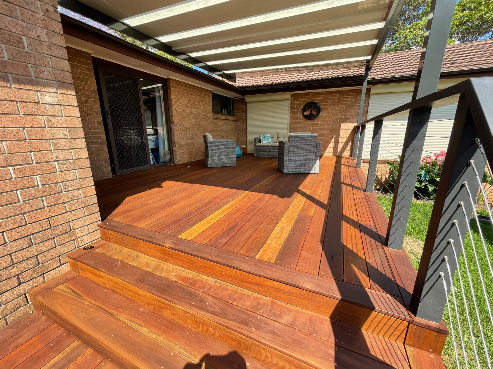 Foto de terraza planta baja minimalista grande en patio trasero con pérgola