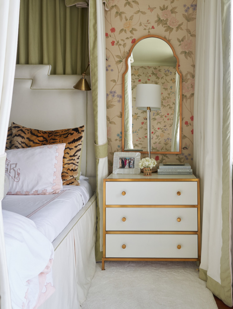 На фото: большая хозяйская спальня в стиле неоклассика (современная классика) с разноцветными стенами, темным паркетным полом, коричневым полом и обоями на стенах