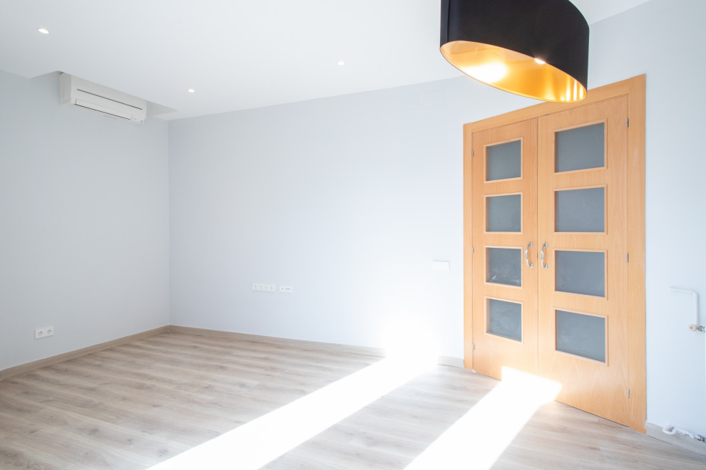 Bild på ett mellanstort medelhavsstil separat vardagsrum, med grå väggar, klinkergolv i keramik och brunt golv