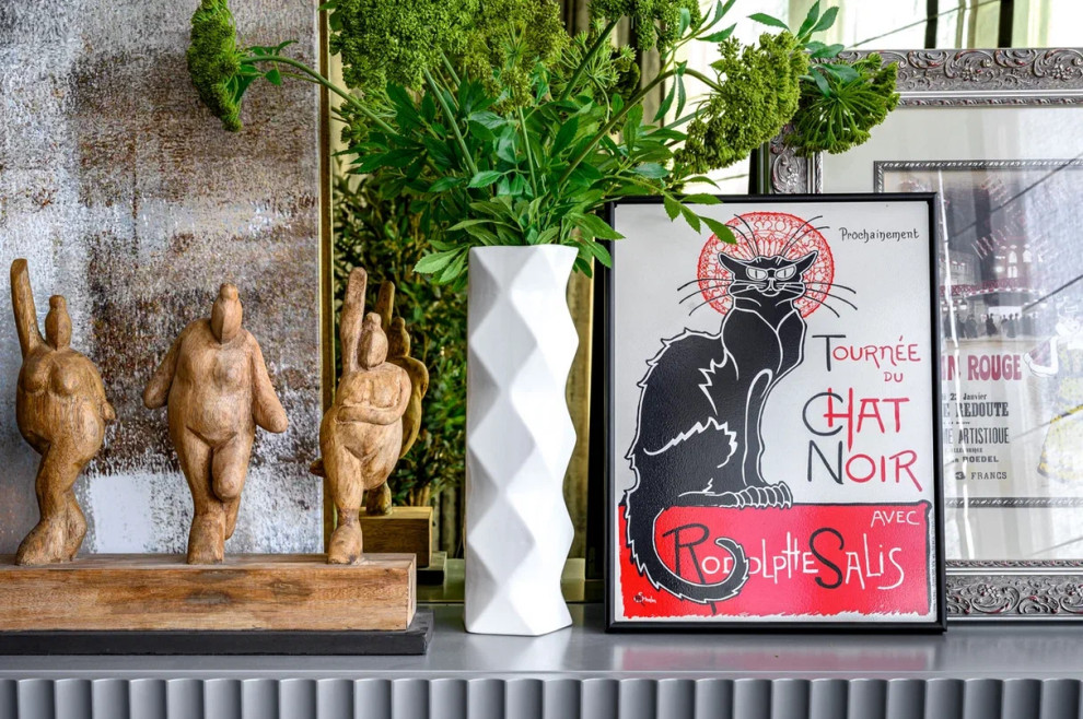 Квартира в стиле фьюжен с золотистой вытяжкой и коллекцией статуэток