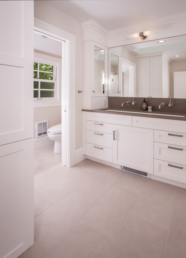 Example of a transitional home design design in Seattle
