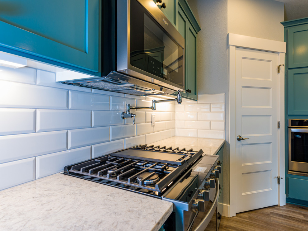 Kitchen - transitional kitchen idea in Portland