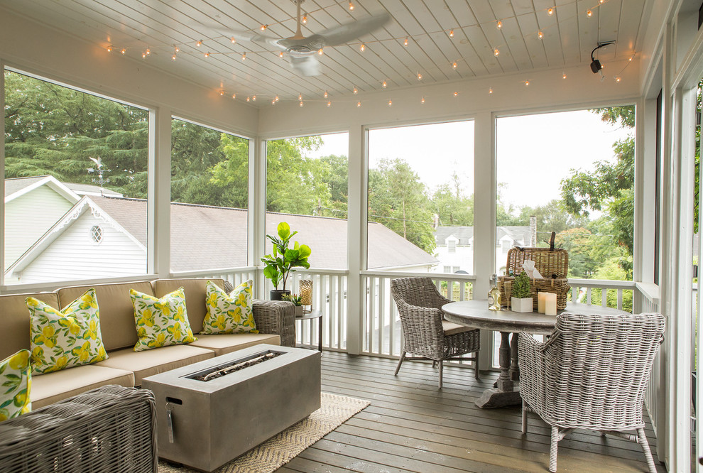 Inspiration for a transitional screened-in verandah in Charlotte with decking and a roof extension.