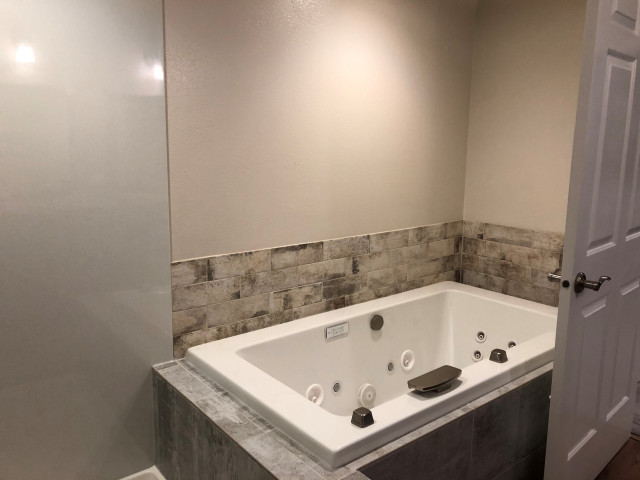 Edmonds Condo Remodel modern-badezimmer