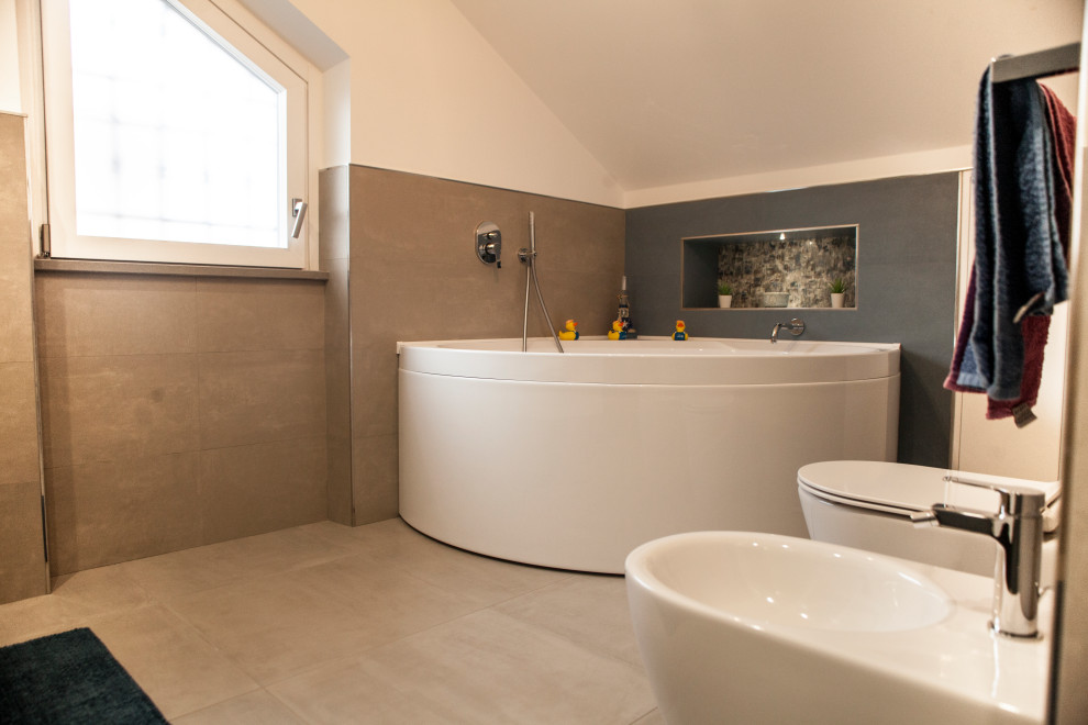 Свежая идея для дизайна: огромная ванная комната в стиле модернизм - отличное фото интерьера
