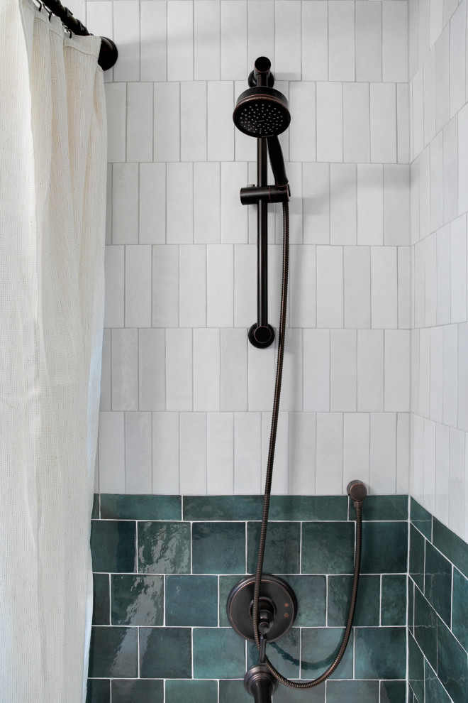 Inredning av ett amerikanskt mellanstort beige beige badrum med dusch, med möbel-liknande, bruna skåp, ett platsbyggt badkar, en dusch/badkar-kombination, en toalettstol med hel cisternkåpa, grön kakel, keramikplattor, grå väggar, klinkergolv i keramik, ett nedsänkt handfat, bänkskiva i kvartsit, beiget golv och dusch med duschdraperi