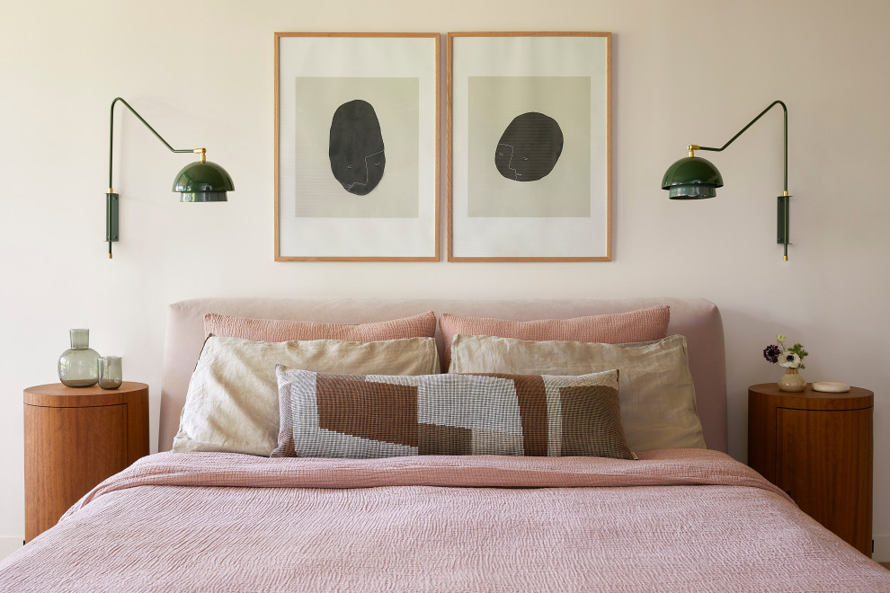 Свежая идея для дизайна: маленькая хозяйская спальня в стиле ретро с белыми стенами, светлым паркетным полом, коричневым полом и деревянным потолком для на участке и в саду - отличное фото интерьера
