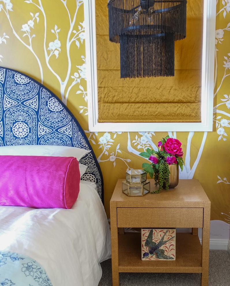 Modelo de dormitorio principal asiático de tamaño medio con paredes amarillas, moqueta, suelo gris y papel pintado