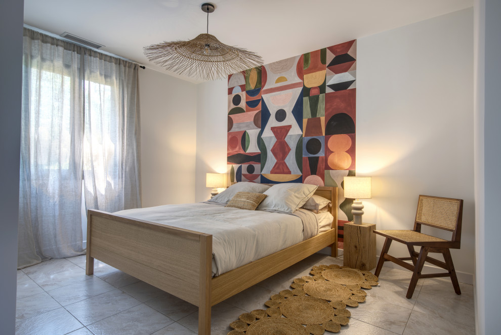 Foto de dormitorio mediterráneo grande con papel pintado