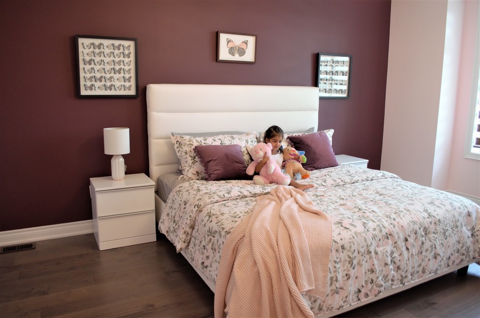 Transitional home design photo in Toronto