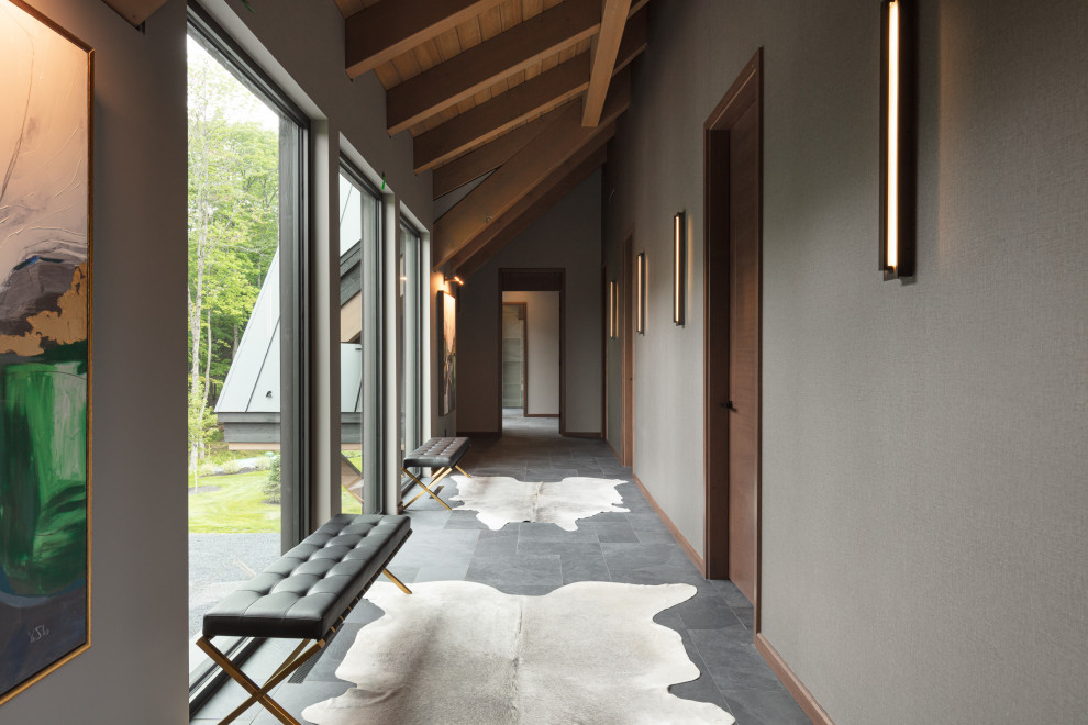 Geräumiger Moderner Flur mit grauer Wandfarbe, Schieferboden und Holzdecke in Montreal