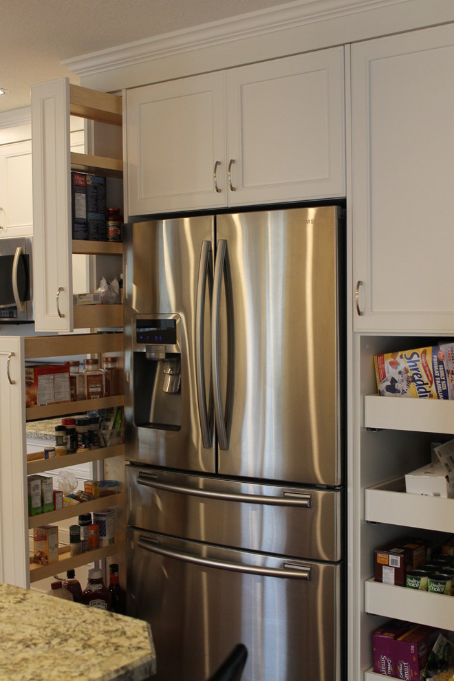 Transitional kitchen photo in Vancouver