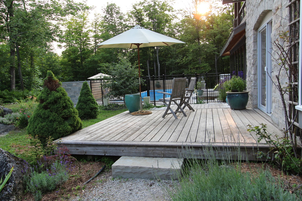 Transitional pool photo in Toronto