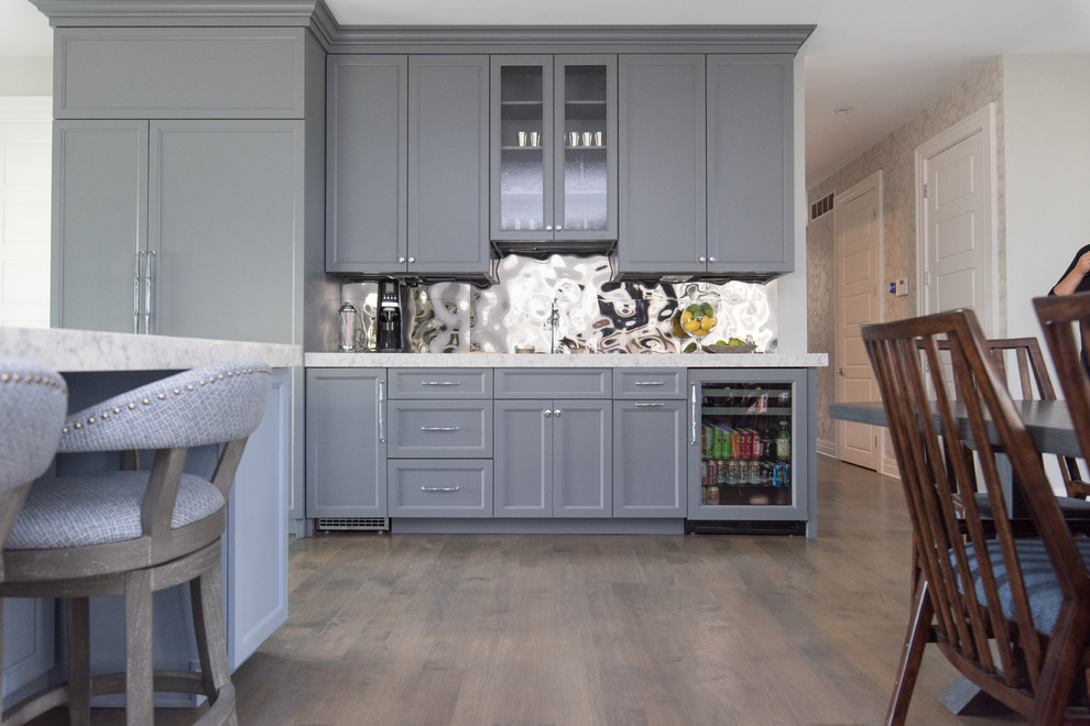 Eat-in kitchen - large transitional medium tone wood floor eat-in kitchen idea with a single-bowl sink, shaker cabinets, gray cabinets, quartz countertops, multicolored backsplash, mirror backsplash and paneled appliances