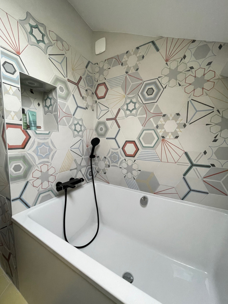 Ispirazione per una piccola stanza da bagno per bambini scandinava con vasca sottopiano, WC monopezzo, piastrelle multicolore, lavabo a consolle, doccia aperta e top bianco