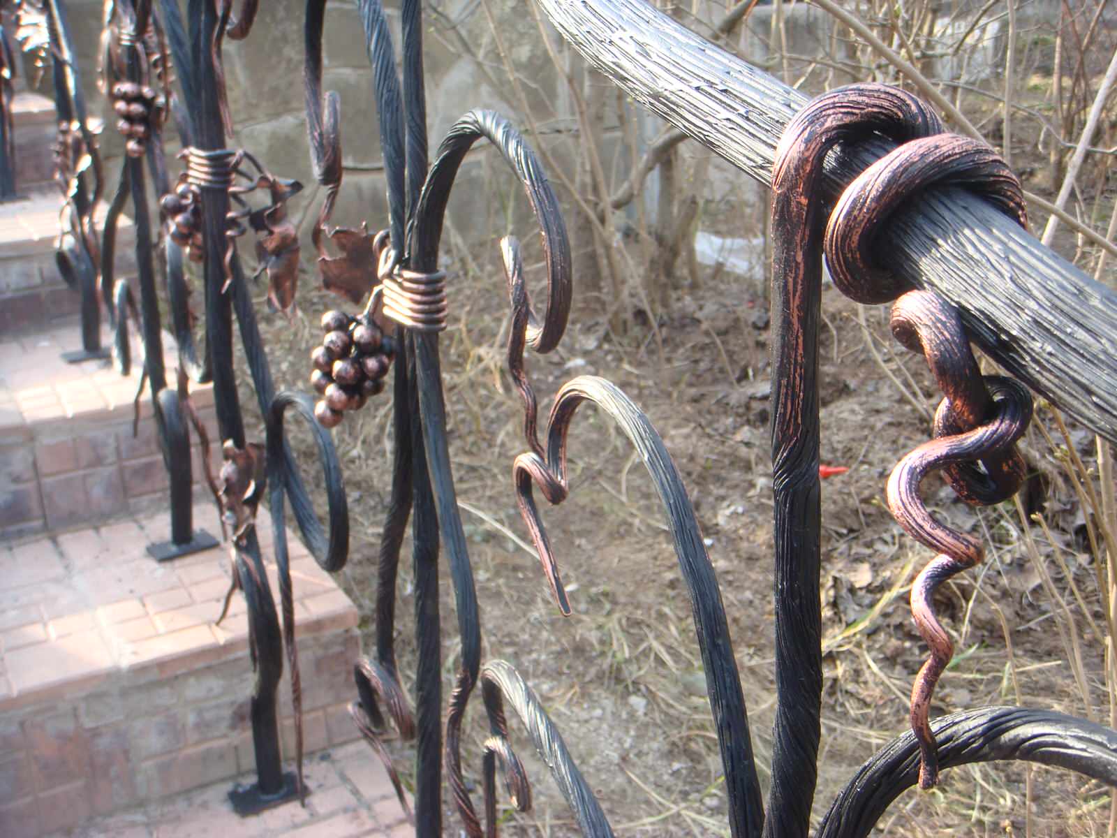 Кованые ограждения в саду, г. Звенигород