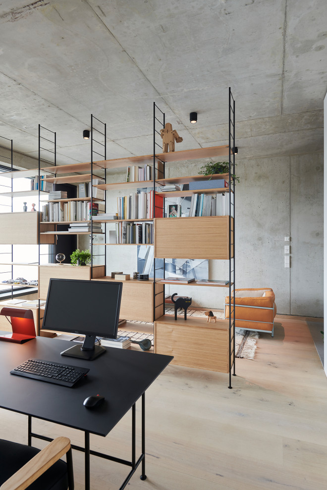 Inspiration for an industrial home office remodel in Berlin