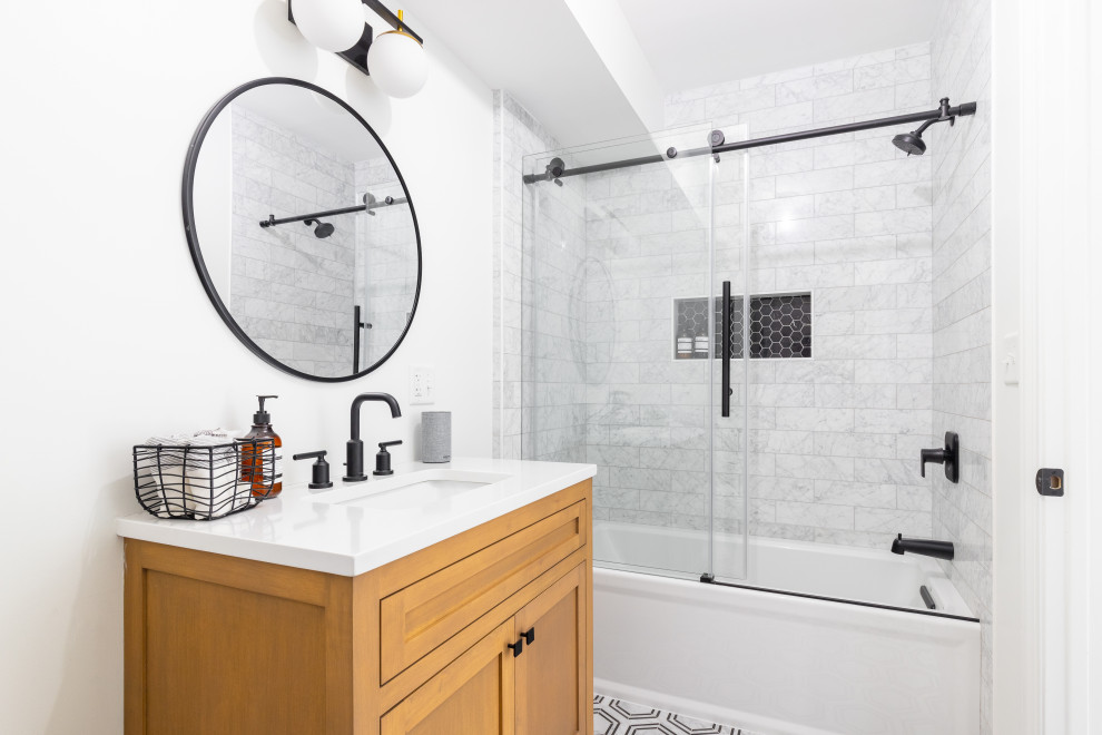 Foto på ett litet 60 tals vit badrum, med skåp i shakerstil, skåp i ljust trä, en dusch/badkar-kombination, klinkergolv i keramik, ett undermonterad handfat, bänkskiva i akrylsten och dusch med skjutdörr