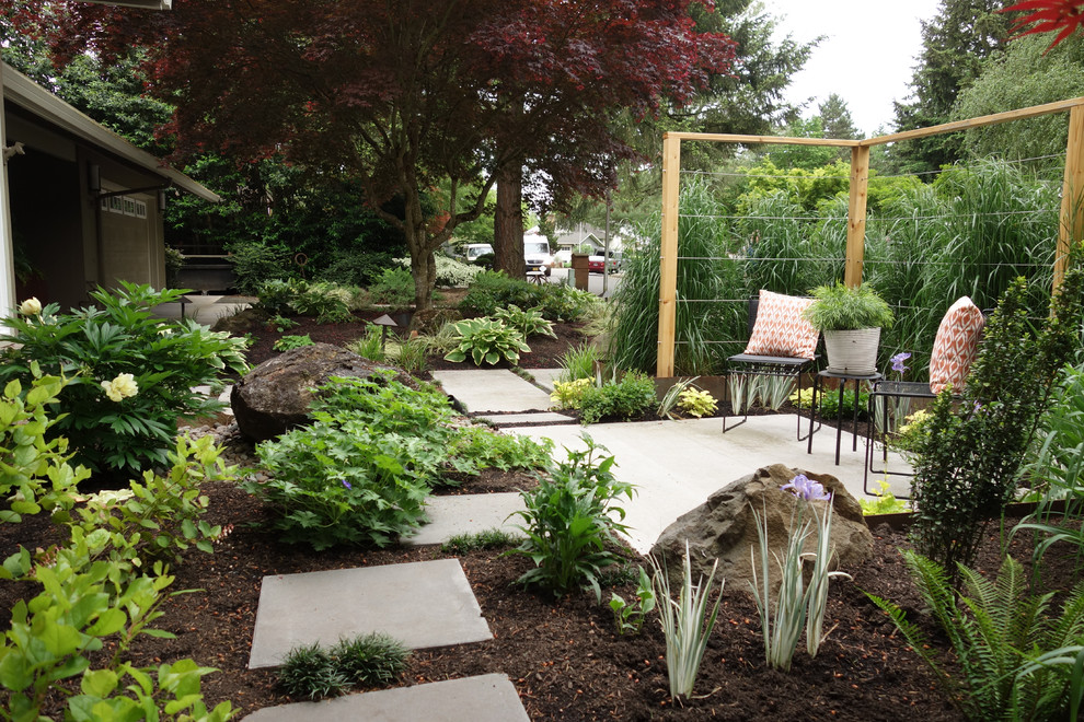 Inspiration for a mid-sized modern front yard patio in Portland with concrete slab.