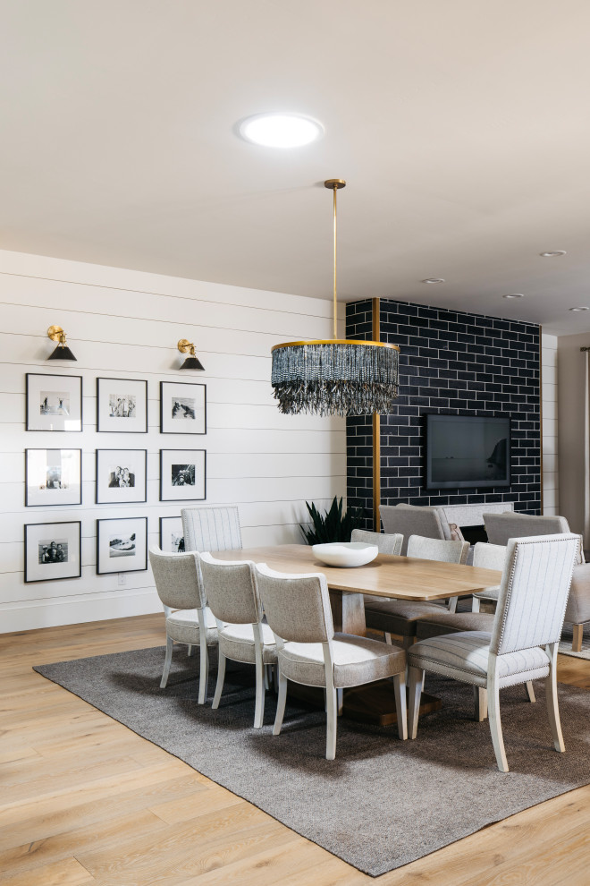 Свежая идея для дизайна: кухня-столовая среднего размера в морском стиле с белыми стенами, паркетным полом среднего тона, коричневым полом и стенами из вагонки - отличное фото интерьера