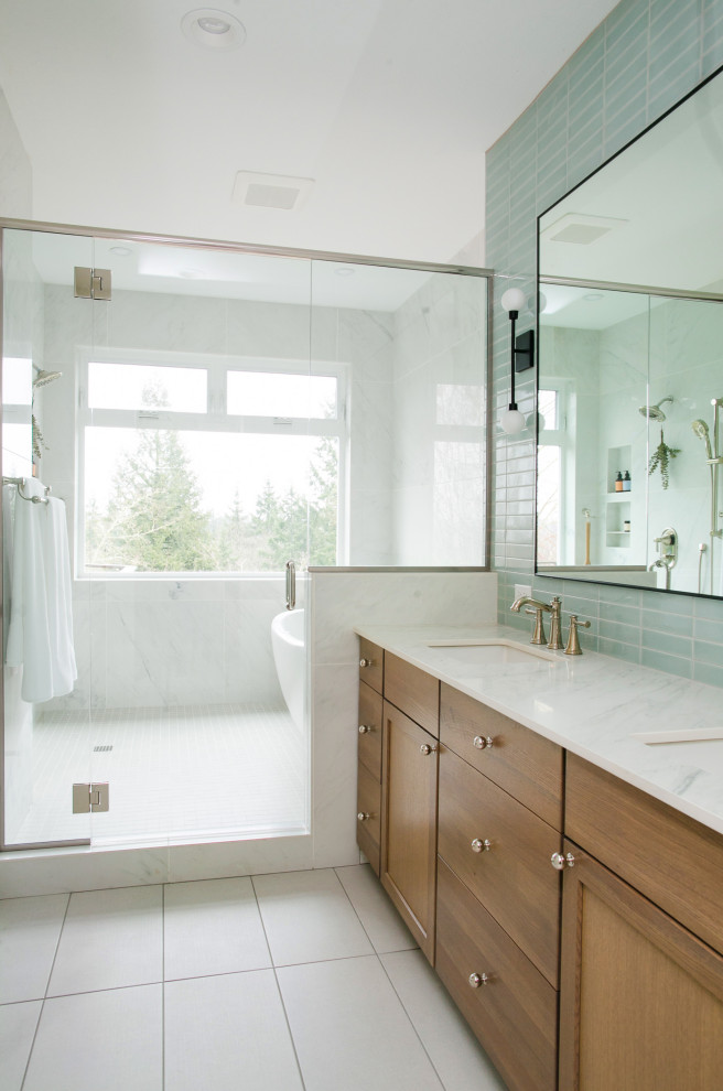 Inspiration för ett mellanstort vintage vit vitt en-suite badrum, med ett fristående badkar, skåp i shakerstil, skåp i mellenmörkt trä, våtrum, blå kakel, ett undermonterad handfat, vitt golv och dusch med gångjärnsdörr
