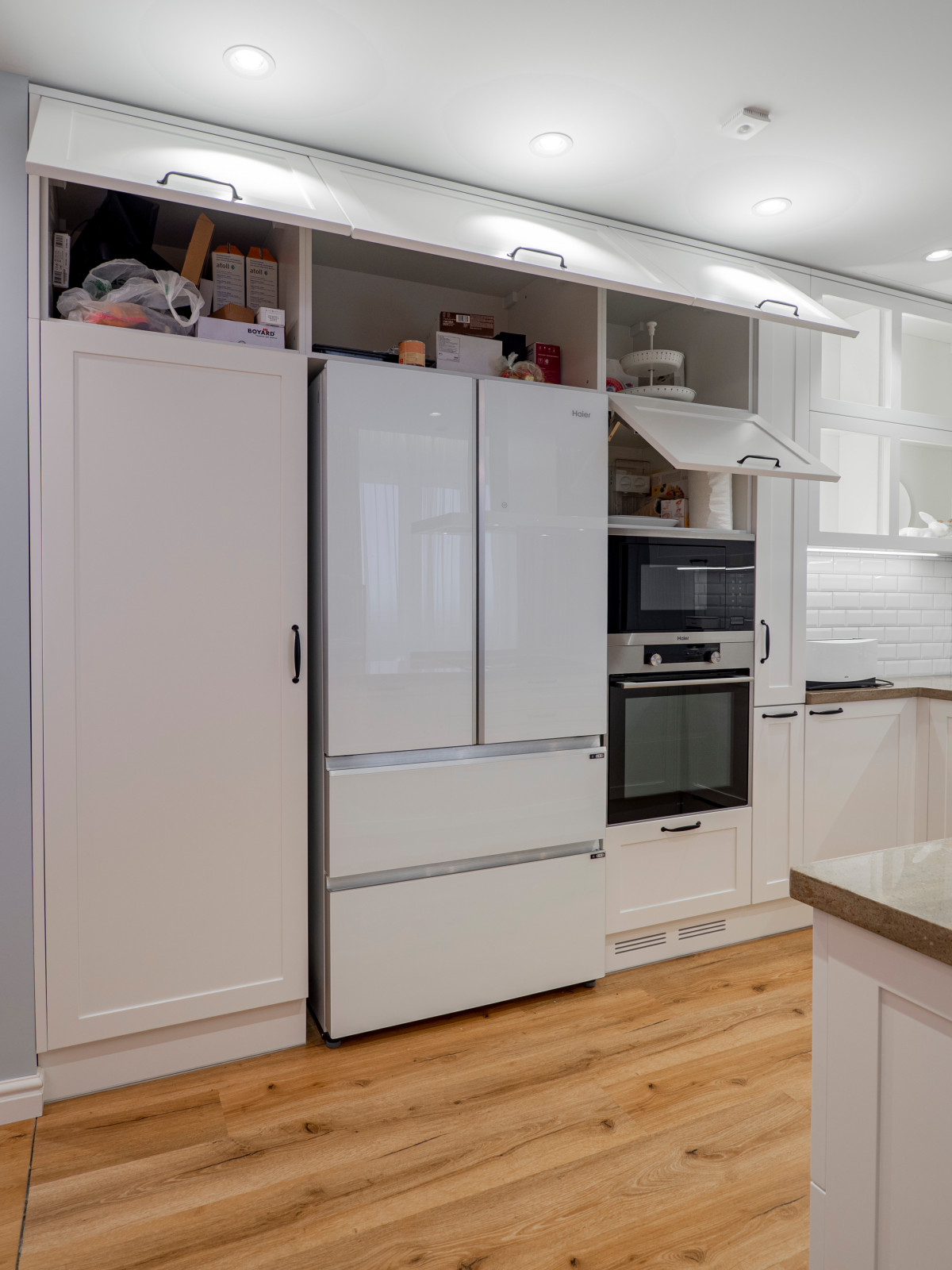 Стильная неоклассическая кухне в белом цвете