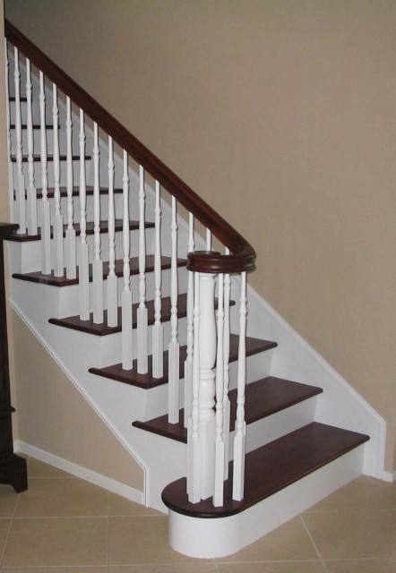 Timeless Traditional Staircase with Wooden Newel Posts and Balusters klassisk-trappa