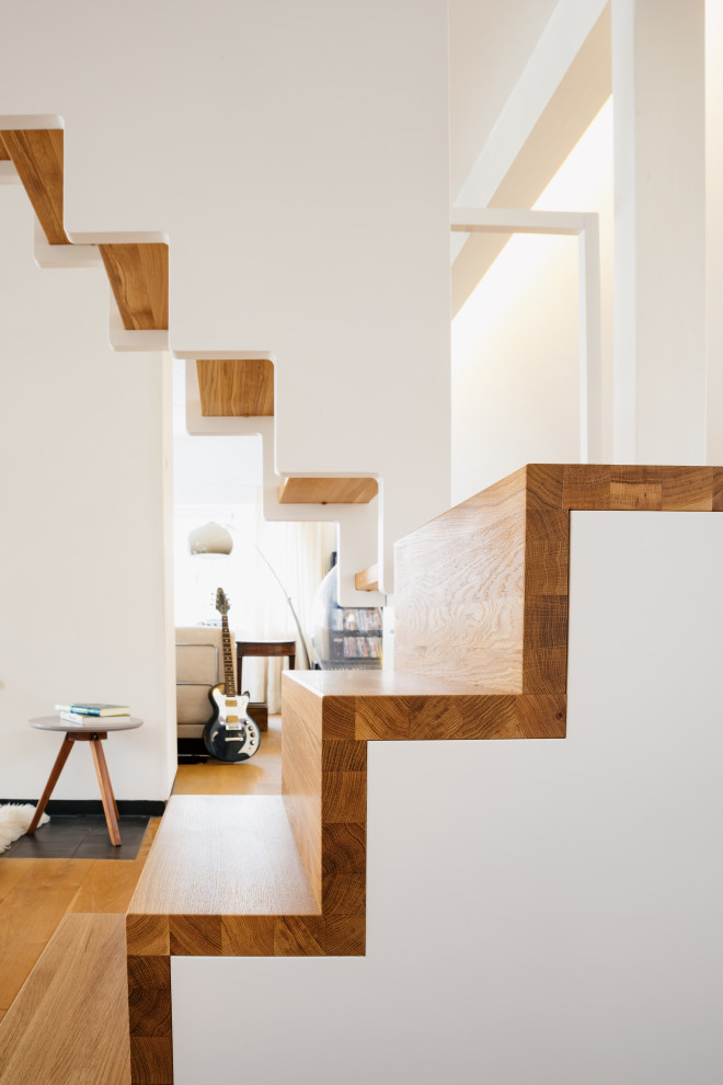 Пример оригинального дизайна: деревянная лестница в современном стиле с деревянными ступенями