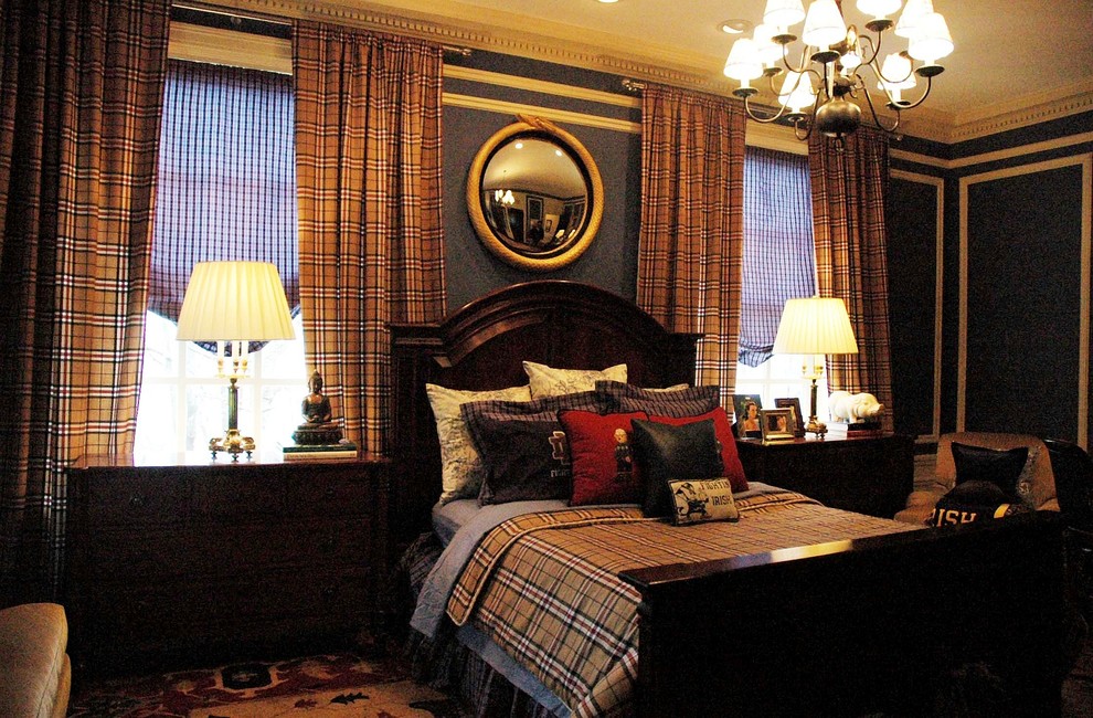 Photo of a traditional bedroom in Chicago.