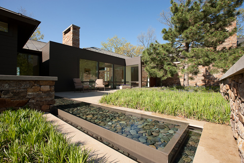 Inspiration for a contemporary garden in Grand Rapids.