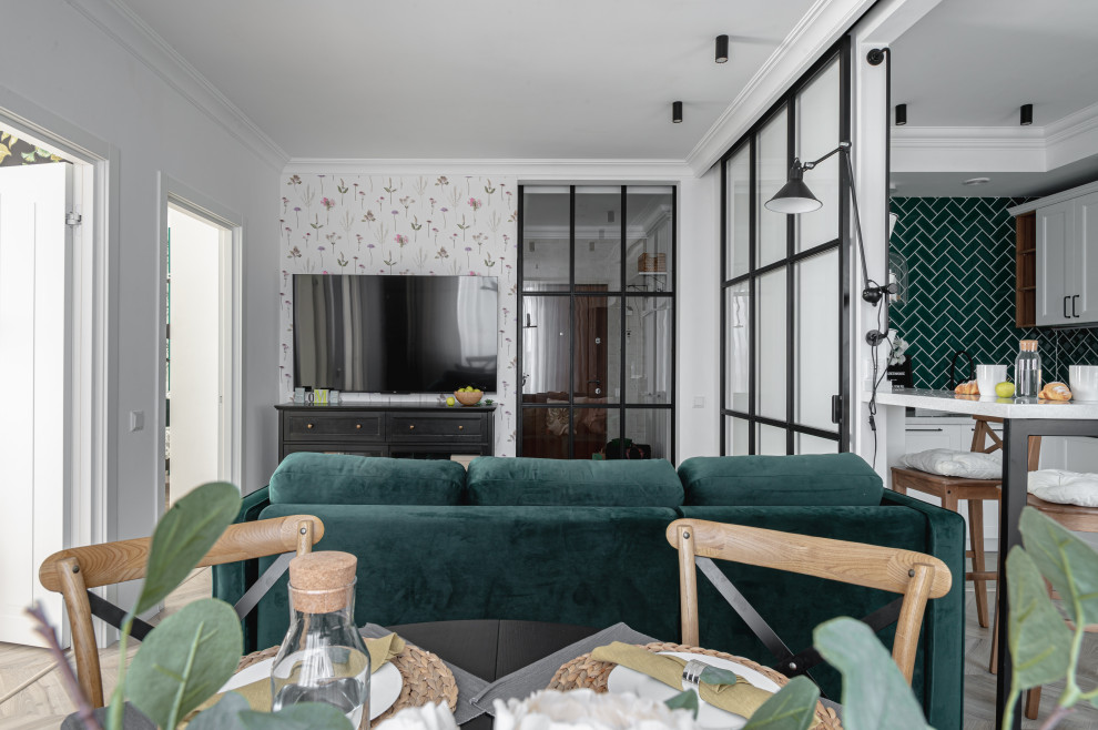 Свежая идея для дизайна: маленькая гостиная комната в скандинавском стиле с телевизором на стене и зоной отдыха для на участке и в саду - отличное фото интерьера