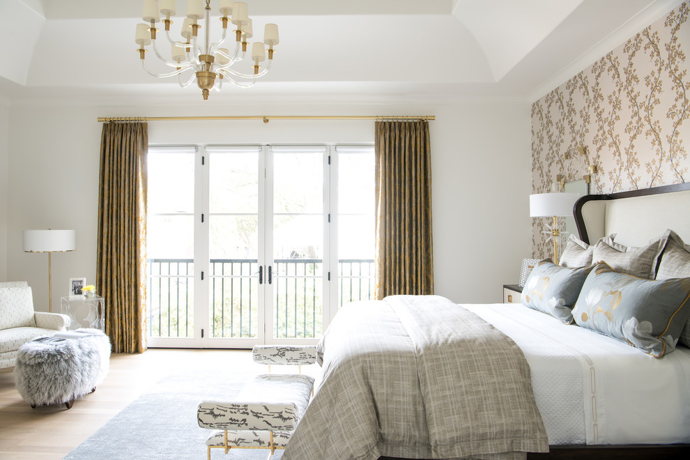 Imagen de dormitorio principal grande con paredes blancas, suelo de madera clara y bandeja