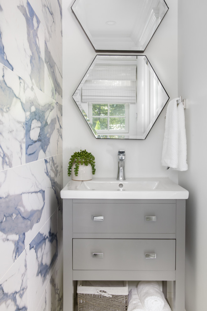 Idéer för ett litet modernt vit toalett, med grå skåp, en toalettstol med hel cisternkåpa, vit kakel, porslinskakel, vita väggar, klinkergolv i porslin, ett integrerad handfat, bänkskiva i kvarts och blått golv