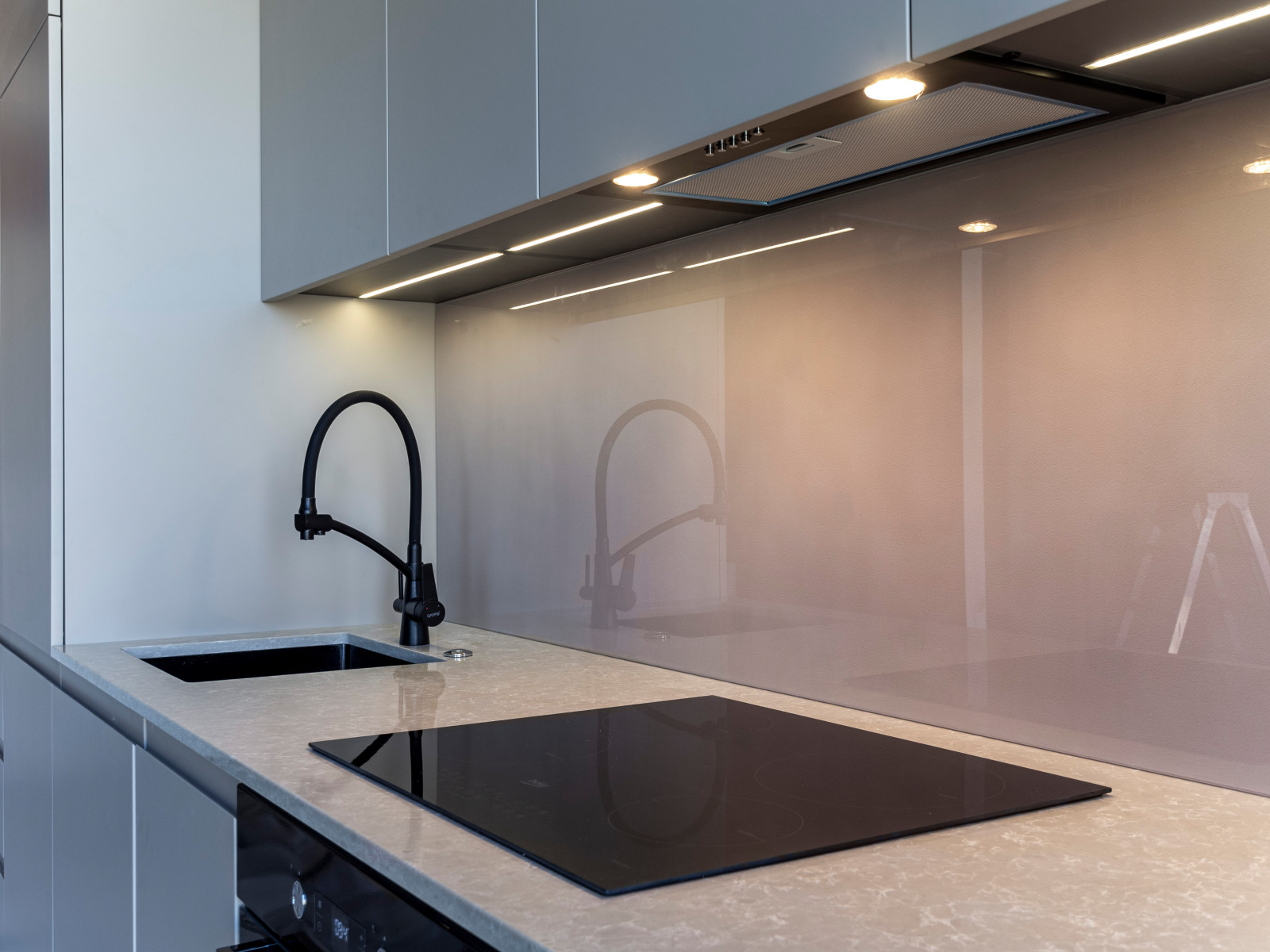 Большая стильная кухня в неоклассическом стиле в светлых тонах