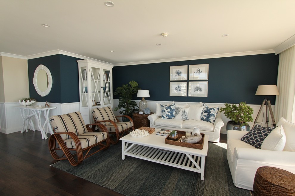 Beach style living room in Gold Coast - Tweed.