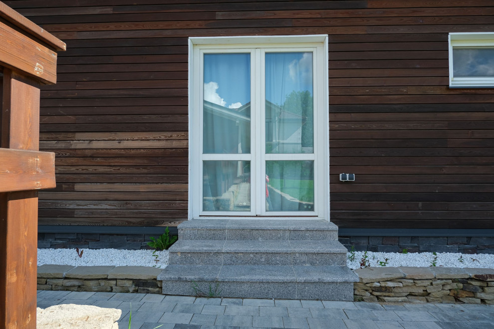 Деревянные современные окна для загородных домов