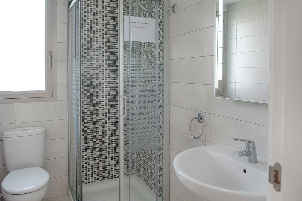 This is an example of a transitional bathroom in Alicante-Costa Blanca.