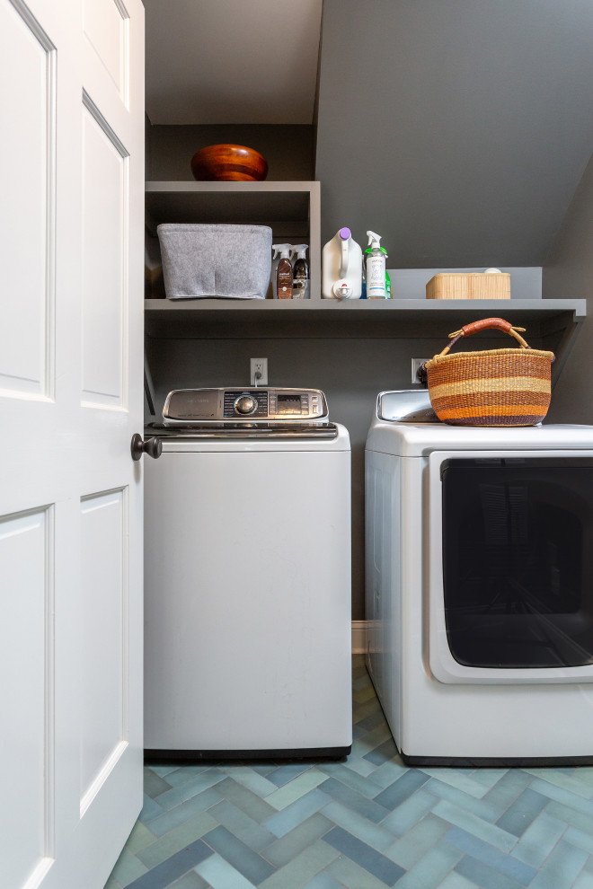 ローリーにある小さなトランジショナルスタイルのおしゃれなランドリールーム (I型、グレーの壁、磁器タイルの床、左右配置の洗濯機・乾燥機、ターコイズの床) の写真
