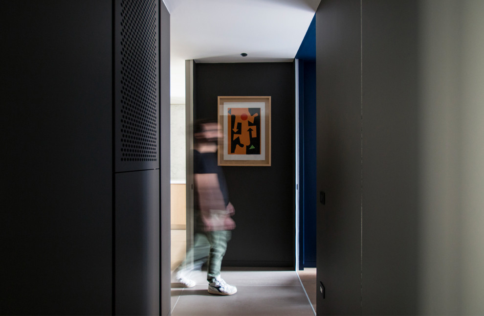 Esempio di un ingresso o corridoio con pareti grigie