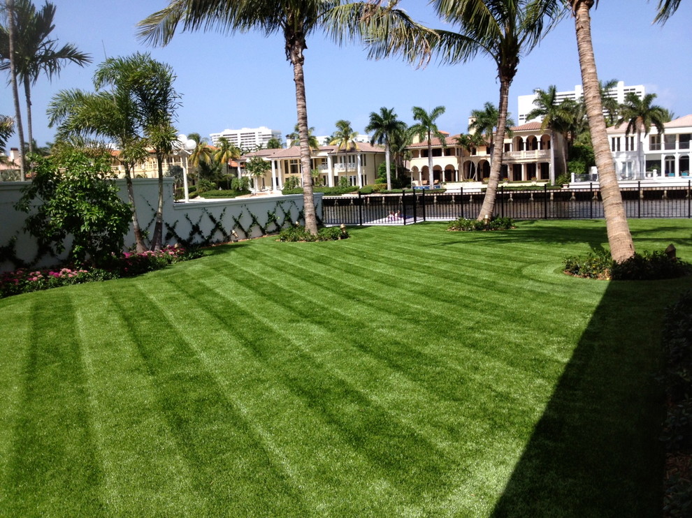 Photo of a traditional landscaping in Miami.