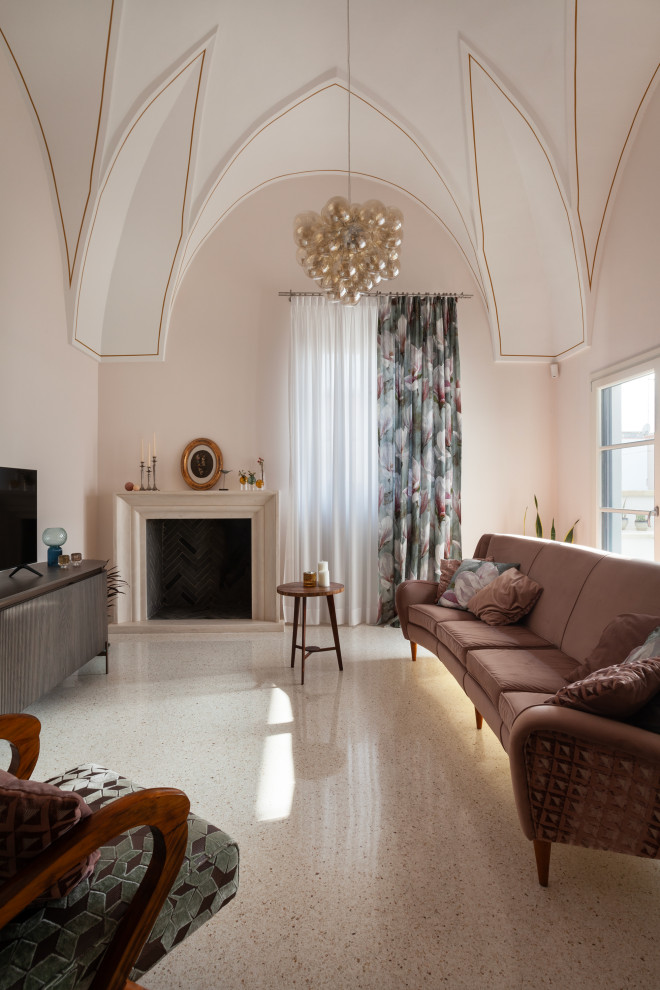 Идея дизайна: гостиная комната в современном стиле с бежевыми стенами, стандартным камином, фасадом камина из камня, разноцветным полом и сводчатым потолком