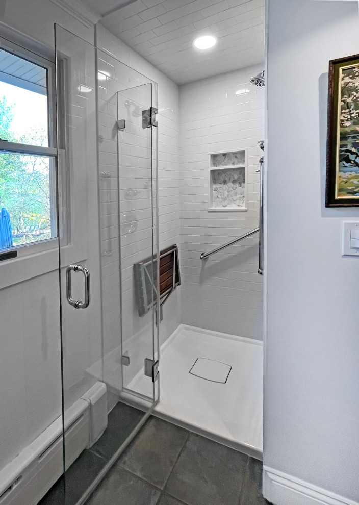 Источник вдохновения для домашнего уюта: ванная комната среднего размера в стиле неоклассика (современная классика) с душем в нише, унитазом-моноблоком, белой плиткой, плиткой кабанчик, синими стенами, полом из сланца, раковиной с пьедесталом, серым полом, душем с распашными дверями, нишей, тумбой под одну раковину и панелями на стенах