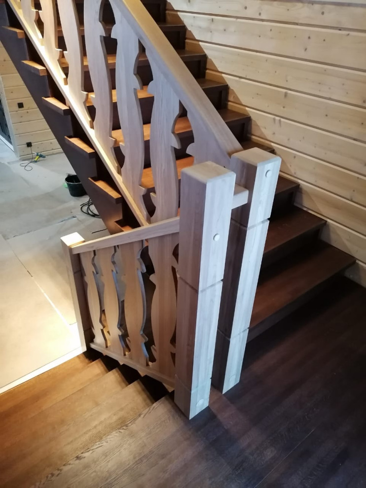 Деревянная лестница с необычным ограждением