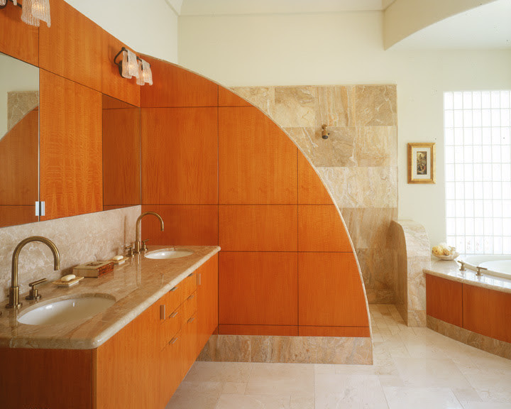 Idéer för mycket stora funkis beige en-suite badrum, med släta luckor, skåp i mellenmörkt trä, en jacuzzi, en öppen dusch, beige kakel, marmorkakel, vita väggar, kalkstensgolv, ett undermonterad handfat, marmorbänkskiva, beiget golv och med dusch som är öppen