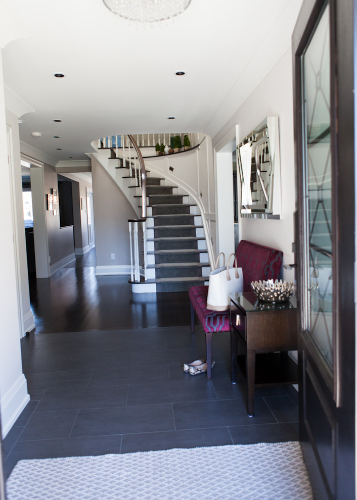 Example of a transitional entryway design in Toronto