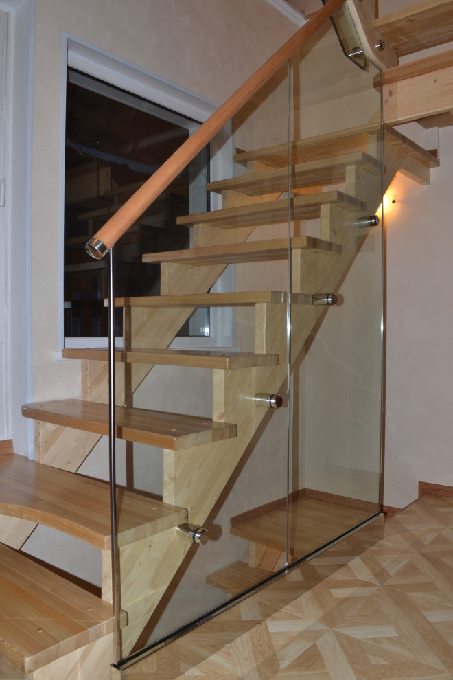 Перила из нержавеющей стали  стекла и дерева