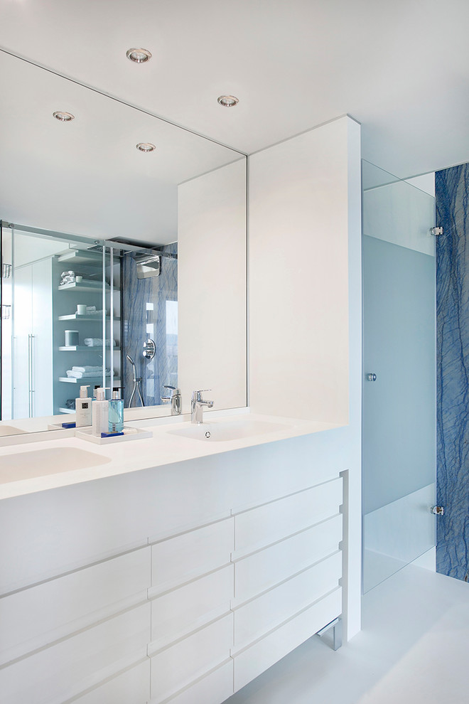 This is an example of a medium sized contemporary bathroom in Barcelona.