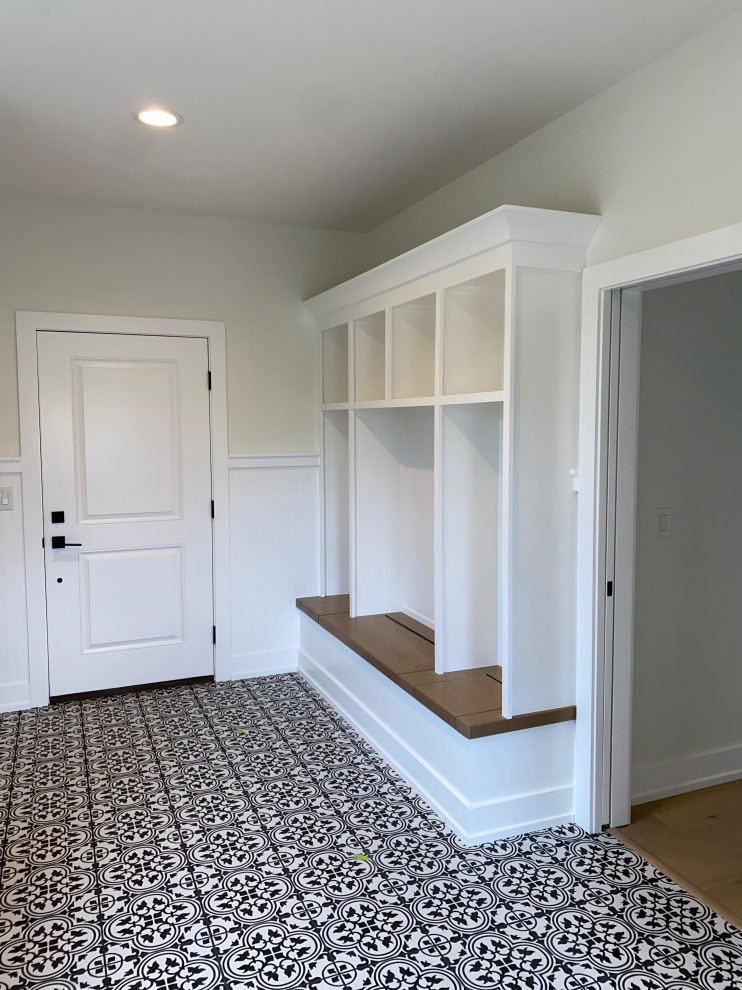 Example of a transitional home design design in Columbus